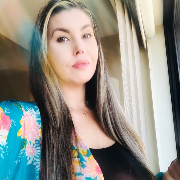 Meet your Posher, Aja - Picture 4 of 12